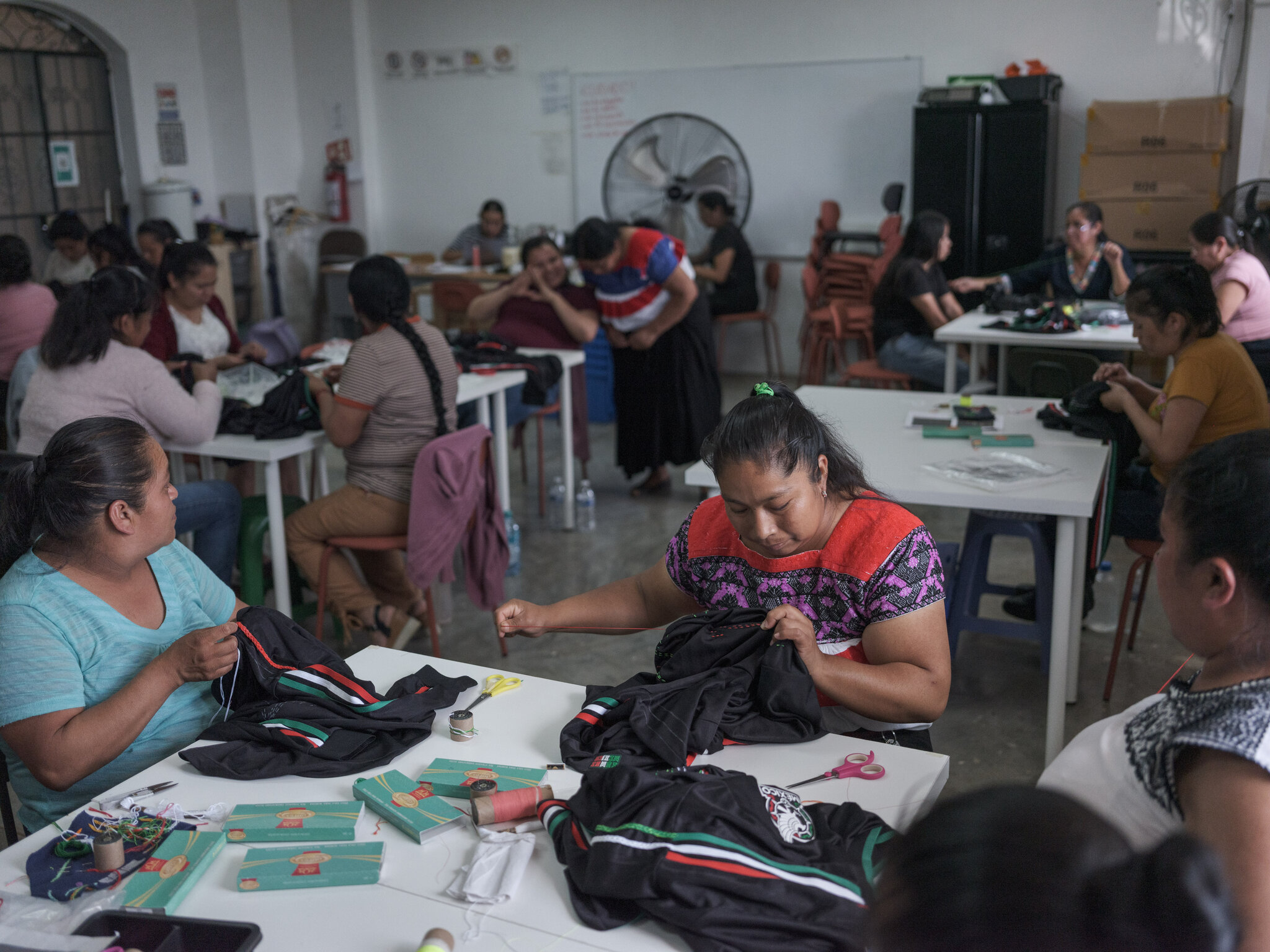 Las mujeres nahuas dijeron que tardan unas siete horas en bordar esta camiseta del Mundial. Los diseños cosidos pretenden representar los fuegos artificiales que se utilizan para celebrar en Naupan.