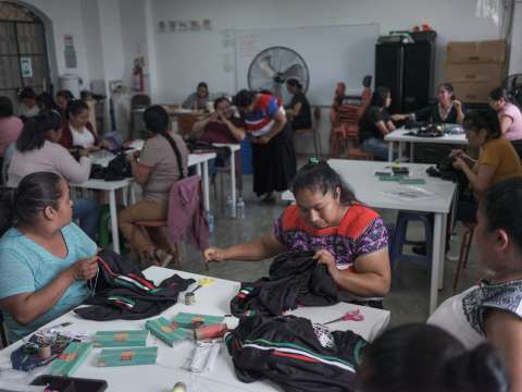 ¿Artesanía o explotación? La historia de las camisetas del Mundial de México