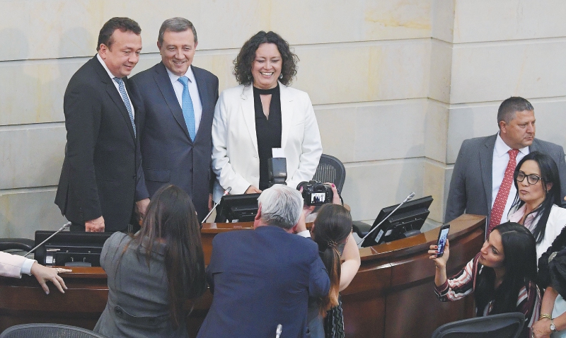 Eduardo Pulgar, primer vicepresidente; Ernesto Macías, presidente y Ángelia Lozano, segunda vicepresidente, la Mesa Directiva del Senado. / Gustavo Torrijos