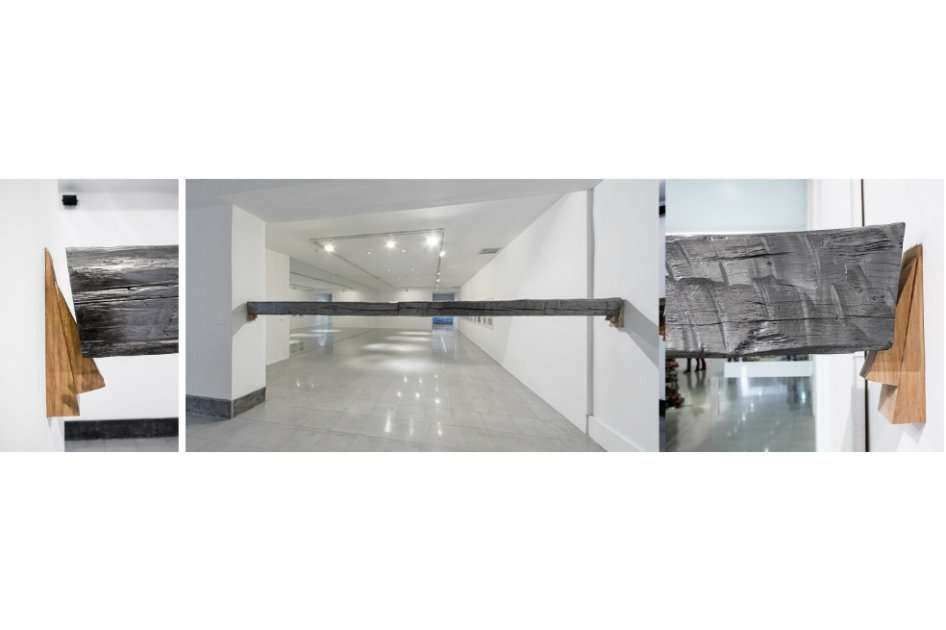 “Horizontal” (2013), Santiago Reyes V. Grafito y madera, 300 cm x 15 cm x 15 cm. / Jairo Llano