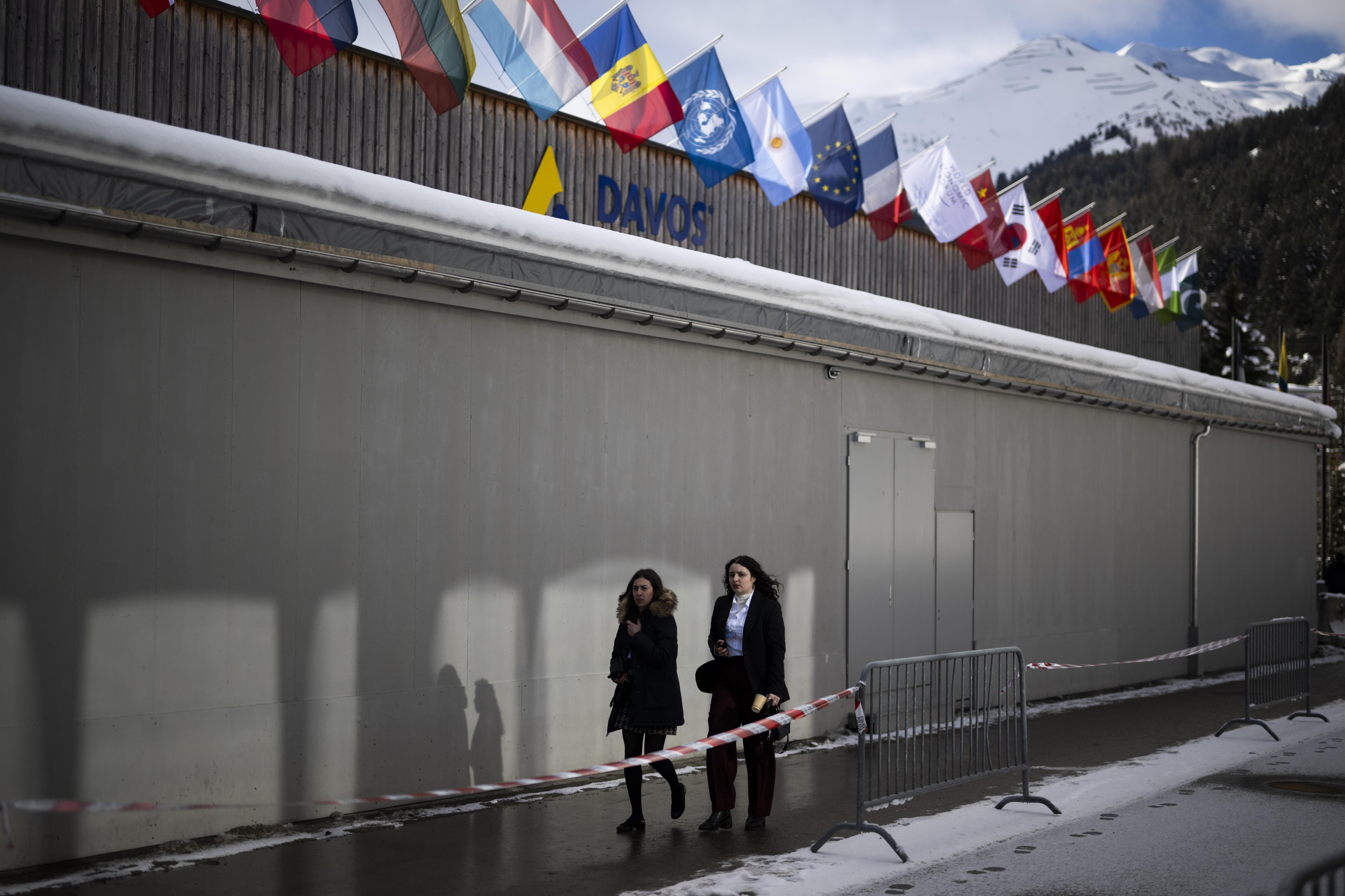 Davos (Switzerland), 15/01/2024.- Participants walk in front of the congress centre, on the first day of the 54th annual meeting of the World Economic Forum (WEF), in Davos, Switzerland, 15 January 2024. The meeting brings together entrepreneurs, scientists, corporate and political leaders in Davos under the topic 'Rebuilding Trust' from 15 to 19 January. (Suiza) EFE/EPA/GIAN EHRENZELLER