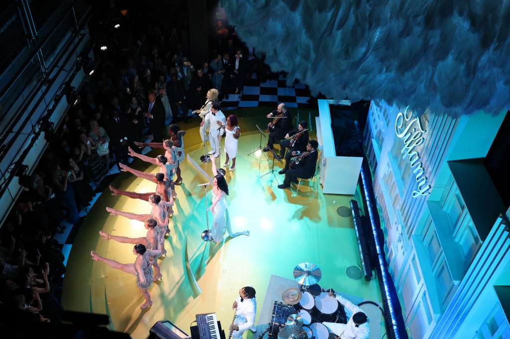 Artistas en el escenario durante el evento de reapertura de Tiffany & Co. en Nueva York.