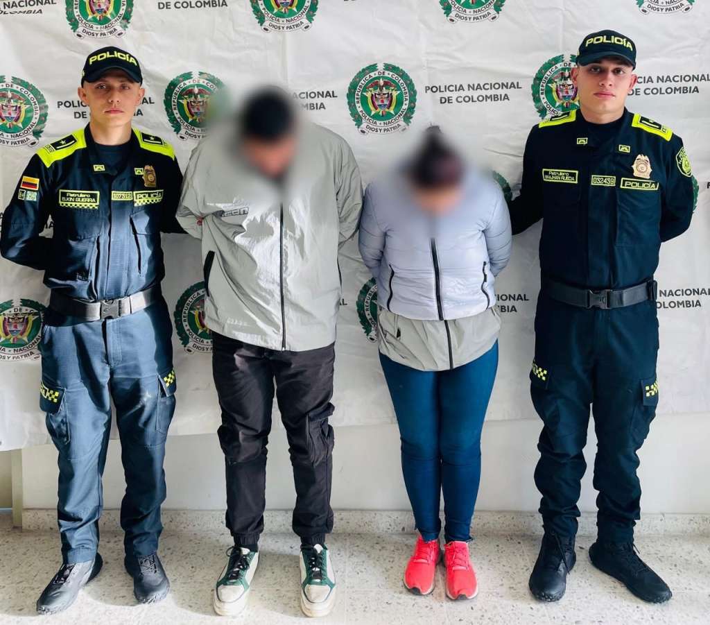 Un padre de familia y su pareja sentimental fueron capturados en la localidad de Bosa señalado de cometer reiterados abusos sexuales en contra de su propio hijo, de 11 años. La denuncia involucra también a la pareja del hombre y madrastra del menor, quien habría participado en los hechos.