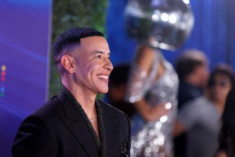 ¿Quién es la mujer con quien Daddy Yankee apareció abrazado en redes sociales?