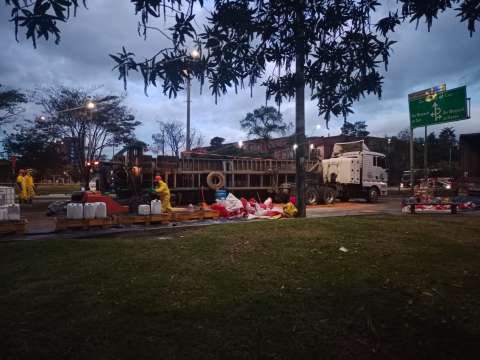 Tractocamión cargado con químicos provoca cierre vial en el occidente de Bogotá