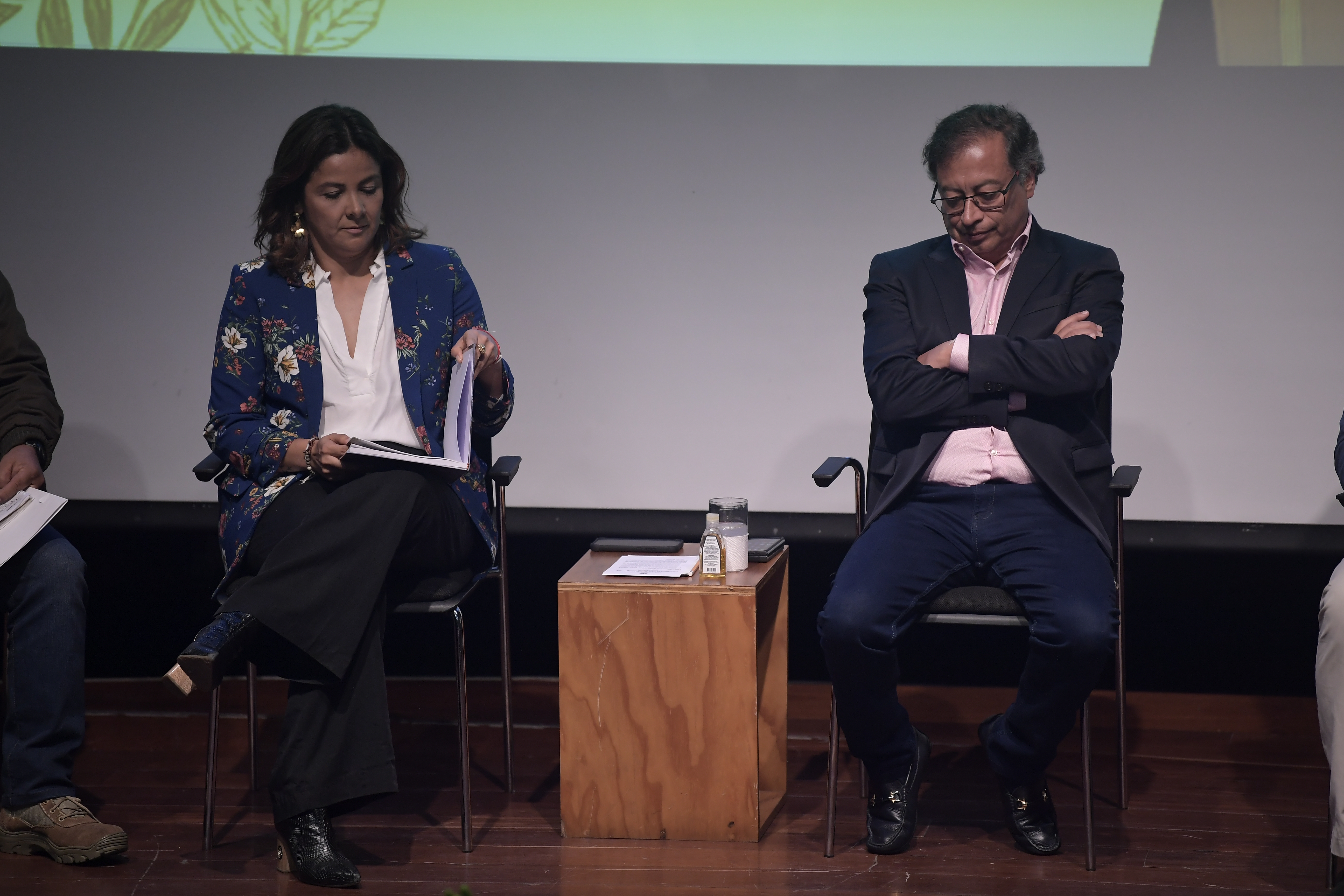 Ministra de Agricultura y Gustavo Petro, presidente de Colombia hacen entrega de la Constitución Política que reconoce los derechos del campesinado a representantes de esa población, en el Centro de Memoria, Paz y Reconciliación (izq-der).