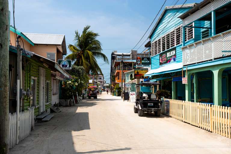Las coloridas fachadas de casas, hoteles y comercios aportan el carácter bohemio que ha convertido a Caye Caulker en uno de los destinos más auténticos del Caribe.