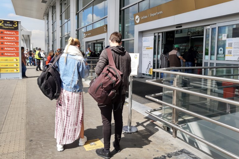 A su llegada identifique las puertas de ingreso que estén habilitadas. Conserve dos metros de distancia con otras personas y haga la fila ocupando los espacios demarcados. Desinféctese manos y pies. Cuando le toque su turno, comprobarán su documentación, el código QR de CoronaApp y su temperatura corporal.