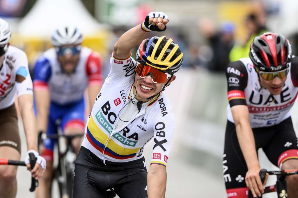 Zinal (Switzerland), 30/04/2022.- Winner Sergio Andres Higuita Garcia (C) from Colombia of team Bora-Hansgrohe raises his arms after crossing the finish line to win the fourth stage, a 180 km race between Aigle and Zinal at the 75th Tour de Romandie UCI ProTour cycling race near St-Luc, Switzerland, 30 April 2022. (Ciclismo, Suiza) EFE/EPA/JEAN-CHRISTOPHE BOTT