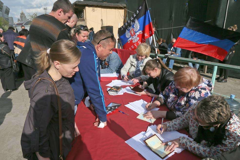En Moscú, ucranianos de Donetsk y Lugansk votaron en los plebiscitos independentistas de sus regiones. / EFE