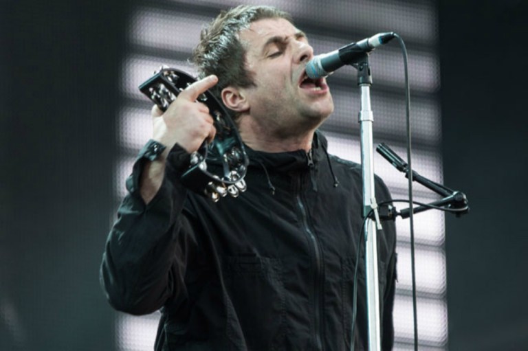 Liam Gallagher fuma y bebe para mantener la voz
