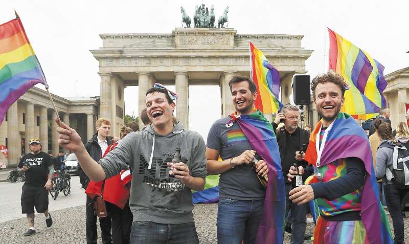 Celebraciones por la aprobación del matrimonio igualitario en la Puerta de Brandenburgo, en Berlín. / EFE