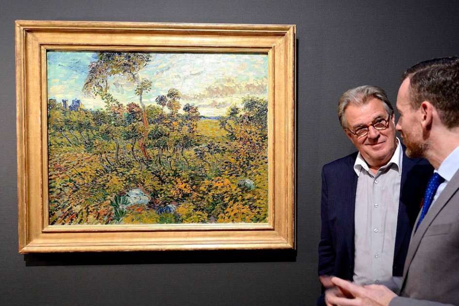 El pintor y actor holandés Jeroen Krabbe (izda) y el director del Museo Van Gogh, Alex Rueger (dcha), observan la obra recién descubierta del artista holandés Vincent Van Gogh "Atardecer en Montmajour" en el Museo de Van Gogh en Ámsterdam (Holanda). La obra fue realizada en 1888 en Arles.