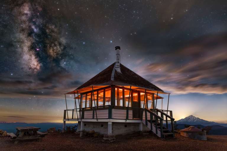 Situado en lo alto de un volcán de cono de ceniza, este pequeño mirador ofrece unas vistas panorámicas en todas las direcciones. Desde la calidez de una acogedora estufa de leña, puedes contemplar un cielo repleto de estrellas o ver salir la luna por detrás del monte Shasta a través de los ventanales panorámicos.