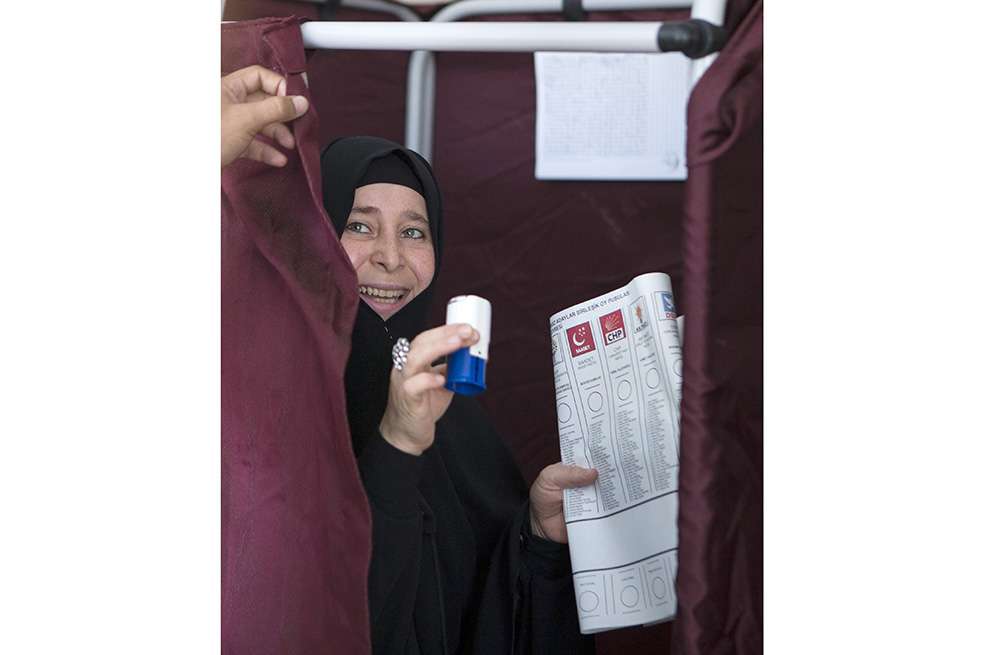 Una mujer turca luego de votar el domingo en Estambul. / EFE