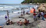 Algas, peces muertos y basura llegaron hasta las playas de Puerto Colombia