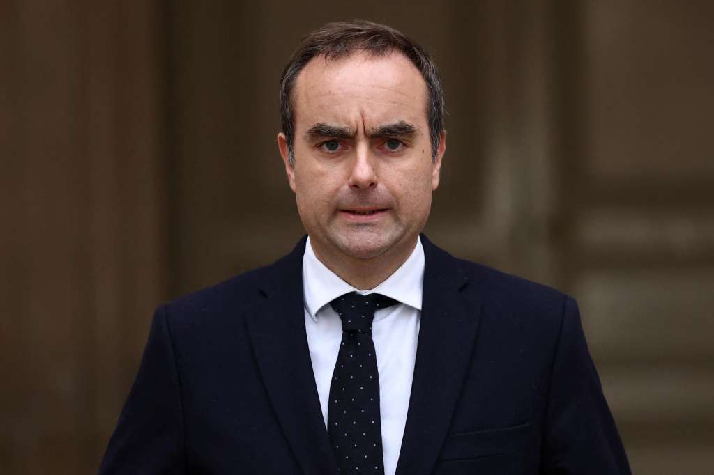 PARIS (France), 06/10/2025.- French outgoing Prime Minister Sebastien Lecornu delivers a statement at the Hotel Matignon in Paris, France, 06 October 2025. Lecornu presented his resignation to the French president on 06 October, shortly after his cabinet was unveiled and nearly a month after being appointed as prime minister. (Francia) EFE/EPA/STEPHANE MAHE / POOL MAXPPP OUT