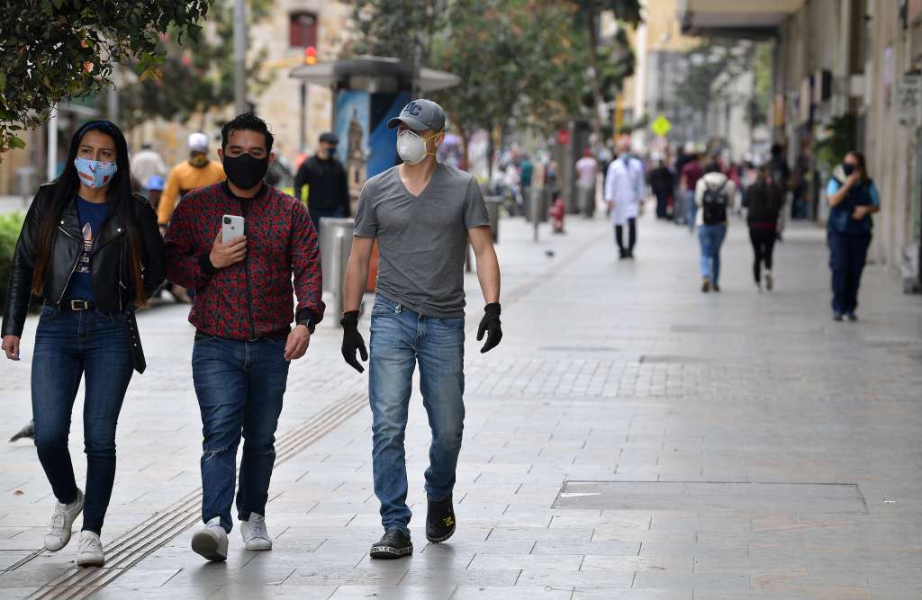 Personas caminando por el centro de Bogotá durante la cuarentena generada por la pandemia del Covid-19.