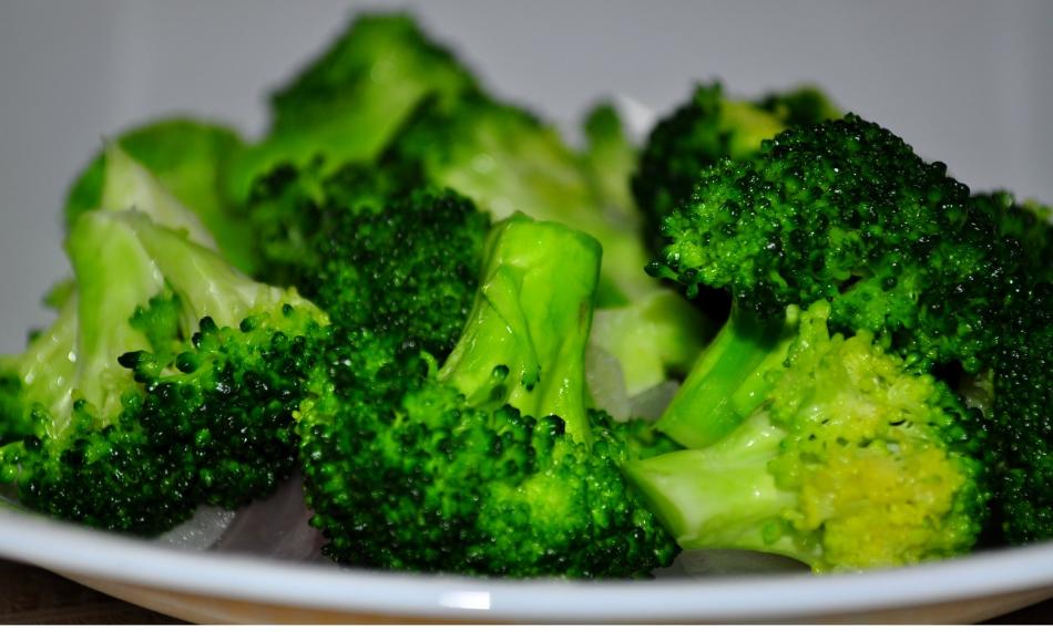 Receta para preparar una ensalada de brócoli con aguacate y huevo
