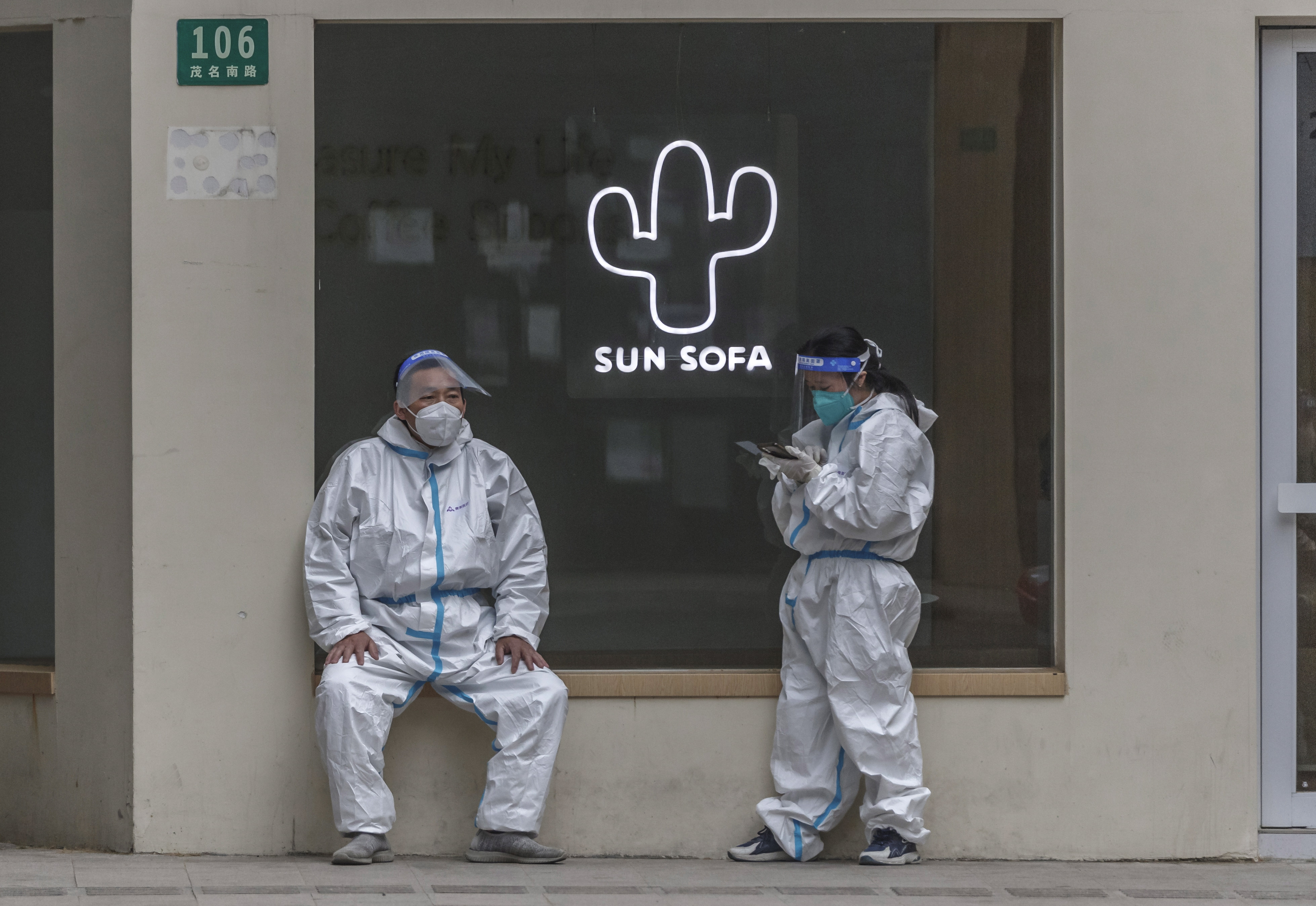 Shanghai (China), 09/05/2022.- People in protective gear stand on the street amid the ongoing Covid-19 lockdown in Shanghai, China, 09 May 2022. Shanghai on 09 May reported a drop in Covid-19 cases, while the city has been under strict lockdown amid China's zero-Covid policy for six consecutive weeks. EFE/EPA/ALEX PLAVEVSKI