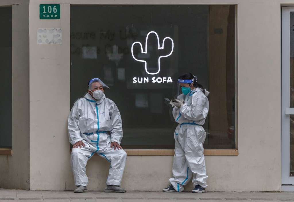 Shanghai (China), 09/05/2022.- People in protective gear stand on the street amid the ongoing Covid-19 lockdown in Shanghai, China, 09 May 2022. Shanghai on 09 May reported a drop in Covid-19 cases, while the city has been under strict lockdown amid China's zero-Covid policy for six consecutive weeks. EFE/EPA/ALEX PLAVEVSKI