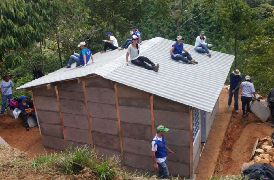 Voluntarios construyen la casa de Juan Atehortúa