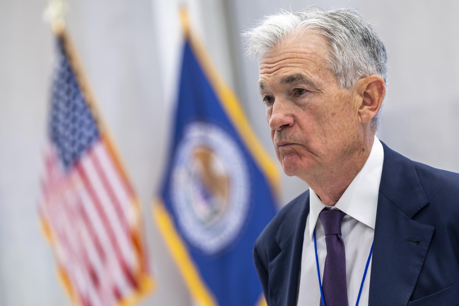 WASHINGTON (United States), 15/05/2025.- Chair of the US Federal Reserve Jerome Powell talks with participants prior to delivering opening remarks at the Thomas Laubach Research Conference in Washington, DC, USA, 15 May 2025. The Federal Reserve Board hosts the 2nd Thomas Laubach Research Conference on 15 and 16 May 2025. EFE/EPA/SHAWN THEW
