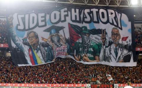 Gustavo Petro, el protagonista de una bandera en la final de la Champions de África