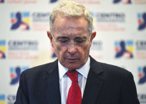 Tengo dos dolores: Álvaro Uribe lamenta imputación a Óscar Iván Zuluaga por caso Odebrecht