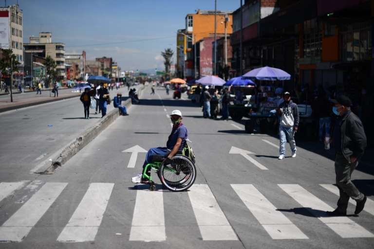 Según lo vendedores, la medida los han golpeado fuertemente, al punto de que han tenido que entregar sus locales y colocar puestos de venta en las calles para poder comercializar sus productos.