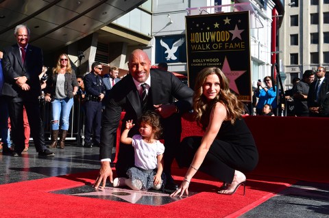 Dwayne "La Roca" Johnson recibe estrella en paseo de la fama de Hollywood