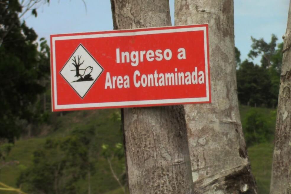 Este letrero anuncia el paso –alambrado– a las áreas contaminadas, cerca de la vereda Buenos Aires. / Andrés Gutiérrez Cianci