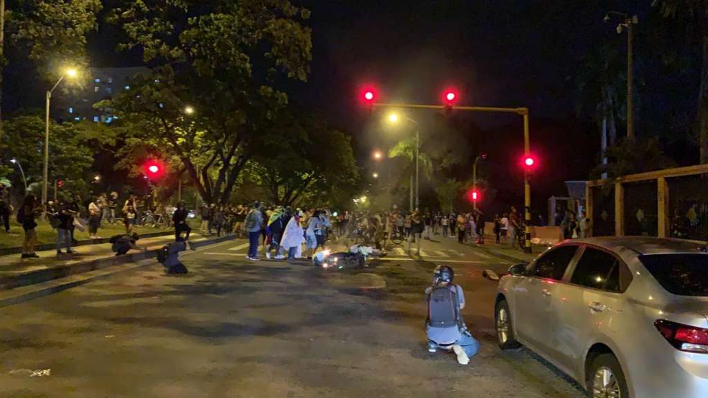 Momentos en el que le prenden fuego a la moto de la Policía.