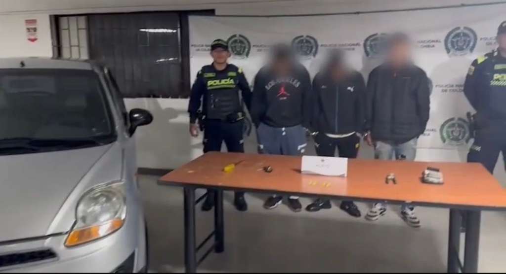 El hecho ocurrió durante un patrullaje de rutina en la localidad de Barrios Unidos. Los uniformados notaron una escena inusual: varias personas se movían alrededor de un carro detenido, con las luces estacionarias encendidas. Al acercarse, observaron a algunos de ellos agachados debajo del vehículo, una maniobra que despertó de inmediato las sospechas.