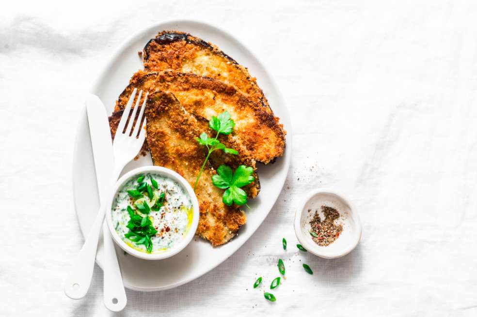 Sigue el paso a paso de esta receta y disfruta de una espectacular milanesa de berenjena hecha en casa.
