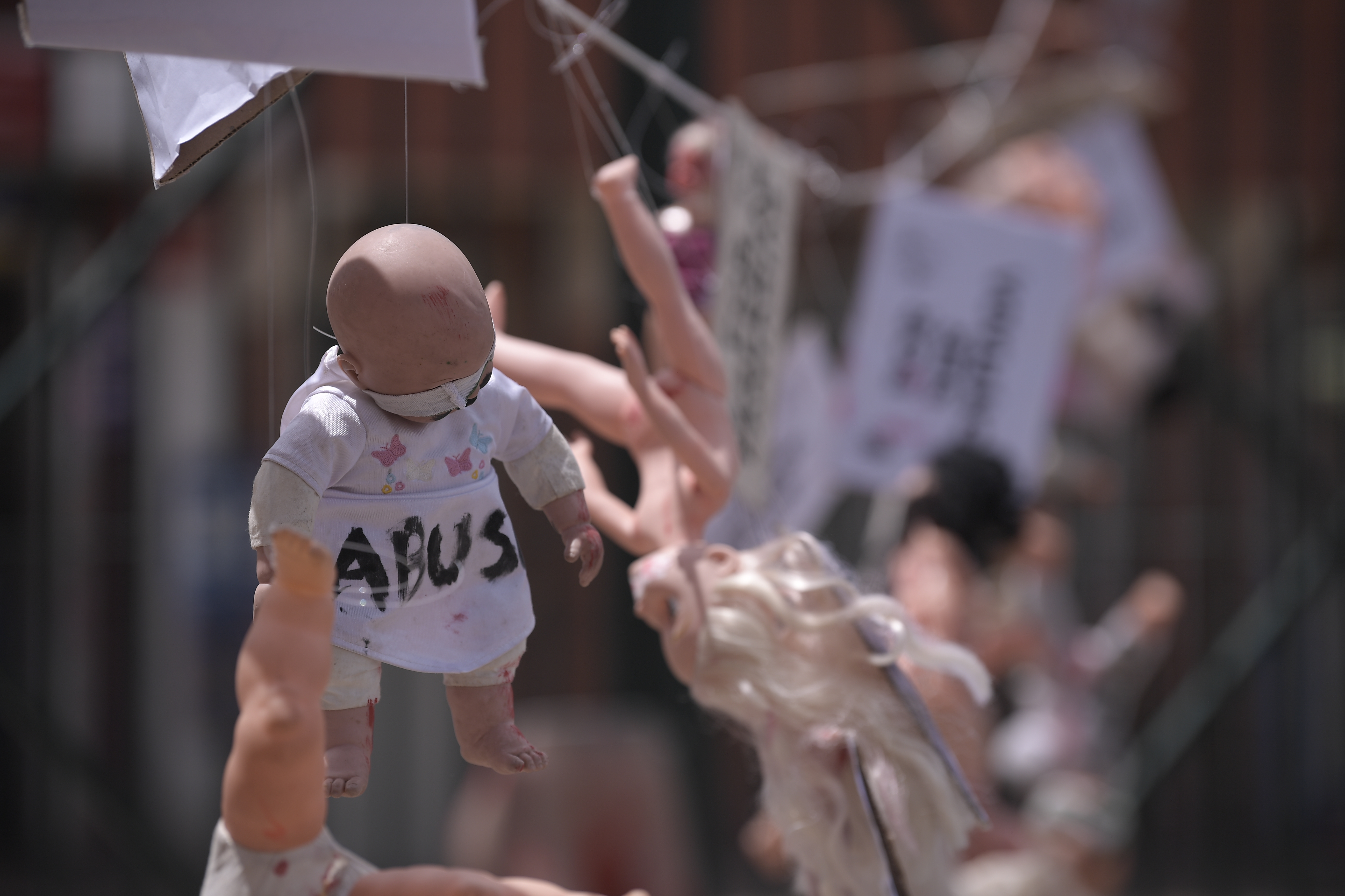 Frente a las instalaciones de este colegio en Bogotá, la Red de Artistas en Resistencia (RAR), realizó una instalación como forma de protesta ante los casos de violencia sexual que han sido denunciados en esa institución.