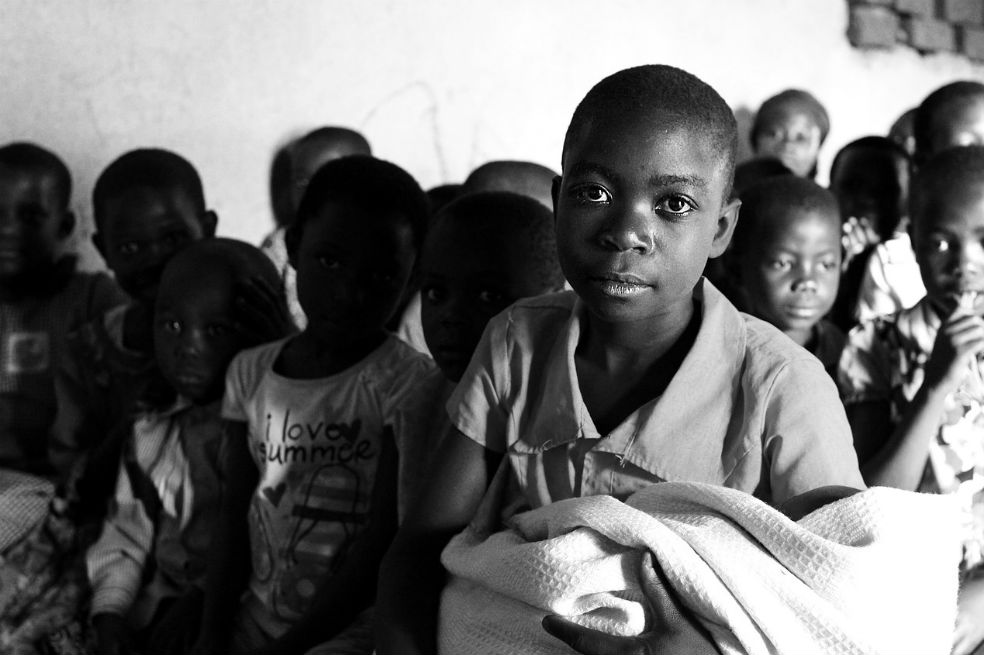 Niños de a tribu Mbale, en Uganda, uno de los países con tasas de mortalidad infantil más altas del mundo. Allí, 49 niños mueren por cada 100.000 nacimientos. / Pixabay