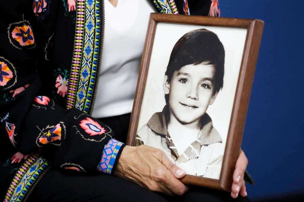 AME7448. BOGOTÁ (COLOMBIA), 11/11/2025.- Martha Lucía López sostiene una foto de su hijo Sergio Melendro, durante una entrevista con EFE el 19 de octubre de 2025 en Bogotá (Colombia). El abrazo que Martha Lucía López guarda para su hijo lleva cuatro décadas esperando. No sabe si Sergio sigue vivo, pero cada día alimenta la esperanza de que el niño de cuatro años que perdió en la avalancha que sepultó Armero sea hoy, en algún rincón del mundo, un hombre con una vida feliz. EFE/ Carlos Ortega