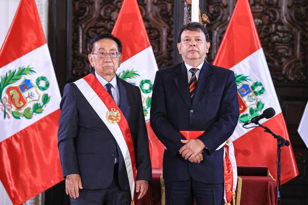AME3180. LIMA (PERÚ), 11/03/2026.- Fotografía cedida por la Presidencia de Perú que muestra al presidente del gobierno transitorio de Perú, José María Balcázar (i), durante la toma juramento del nuevo ministro de Salud, Juan Carlos Velasco (d), este miércoles, en Lima (Perú). Velasco reemplazará a Luis Quiroz, solo quince días después de la conformación del actual gabinete ministerial encabezado por la primera ministra Denisse Miralles. EFE/ Presidencia de Perú /SOLO USO EDITORIAL/NO VENTAS/SOLO DISPONIBLE PARA ILUSTRAR LA NOTICIA QUE ACOMPAÑA (CRÉDITO OBLIGATORIO)
