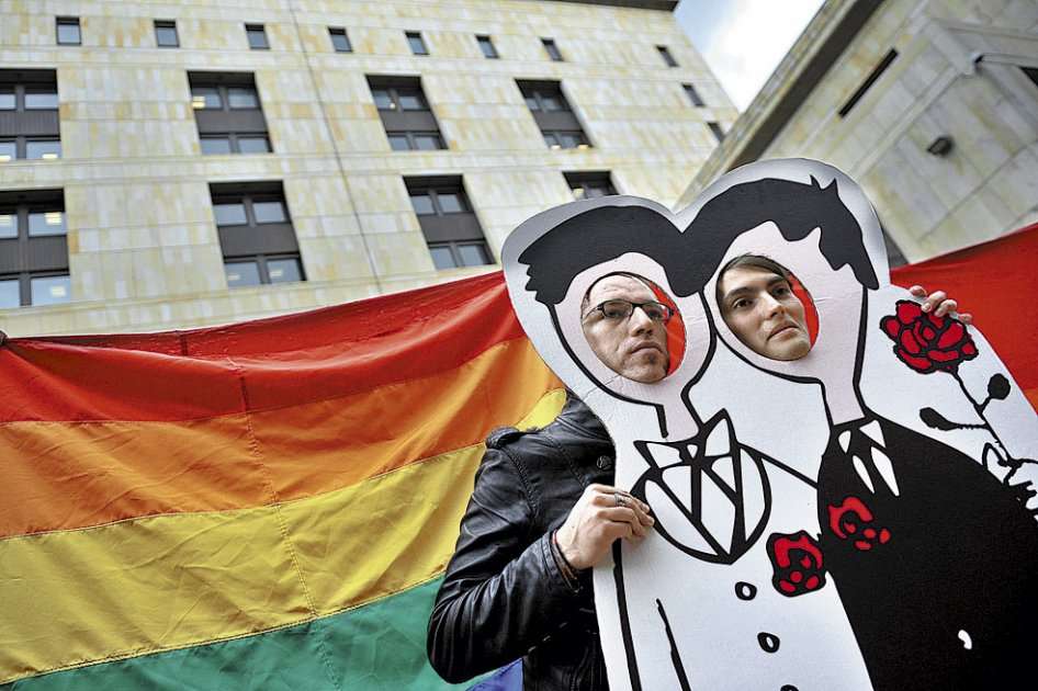 Frente a la Corte Constitucional, la comunidad LGBTI celebró matrimonios simbólicos en señal de protesta. / Luis Ángel