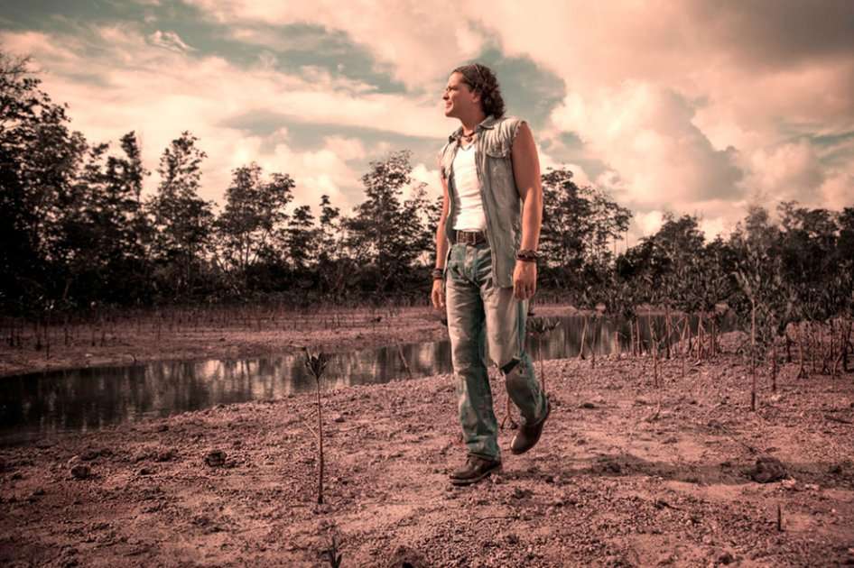 Carlos Vives en el video de "Volví a Nacer".