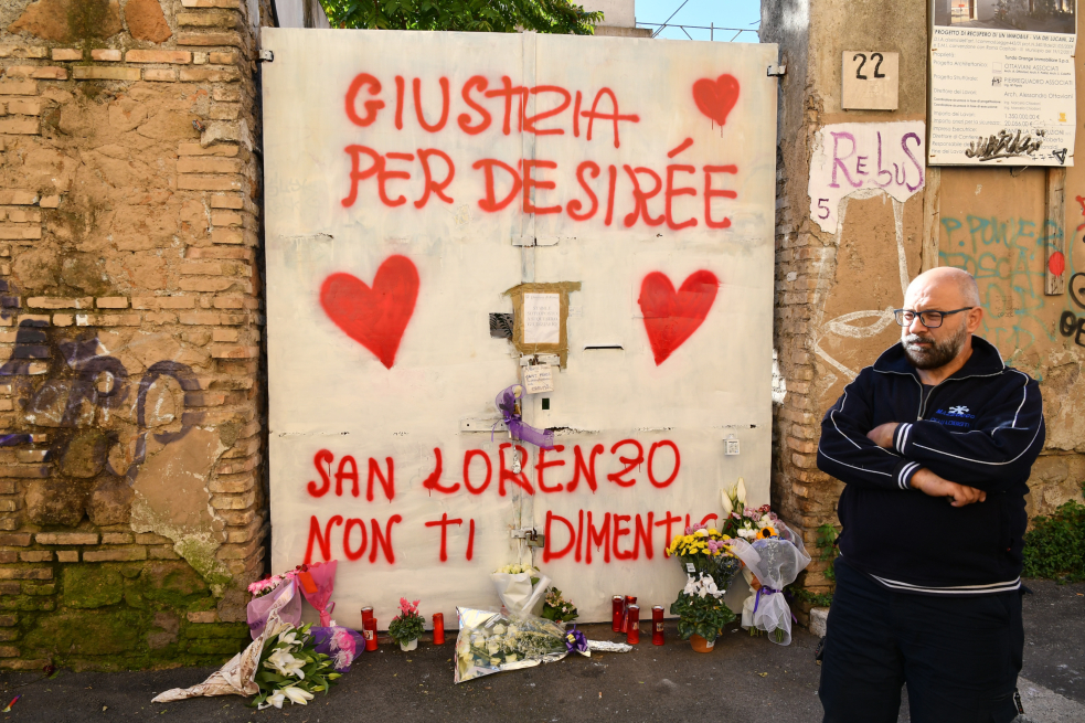 Un grafiti que pide justicia Desirée Mariottini, de 16 años, quien fue violada, drogada y asesinada.  / AFP