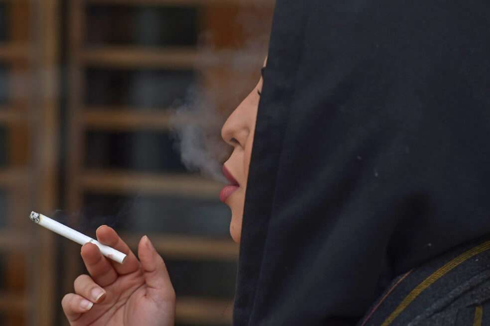 El derecho de fumar en público se suma a otros que han conseguido las mujeres sauditas en los últimos años. / AFP