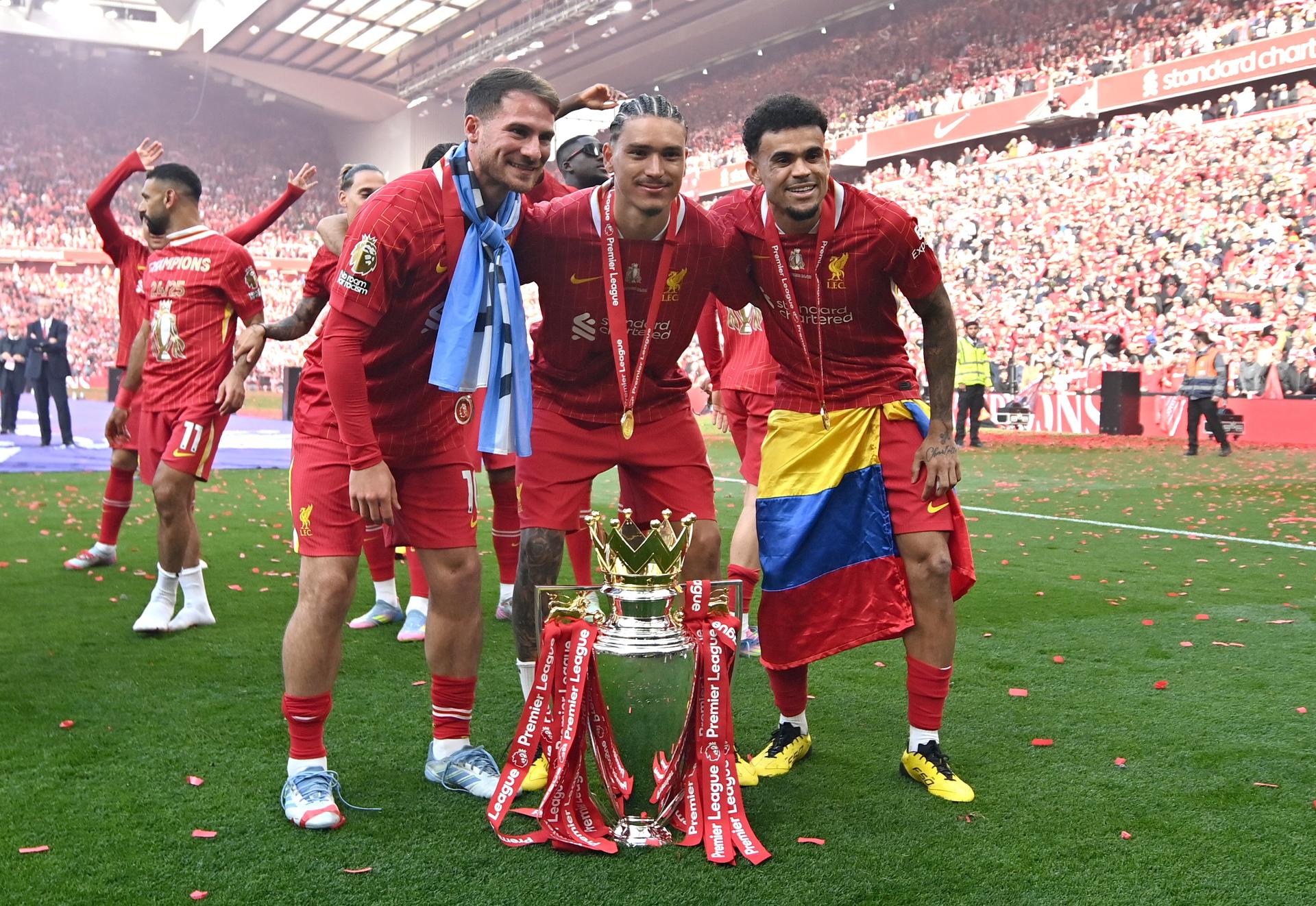 Liverpool (United Kingdom), 25/05/2025.- Liverpool players (from L) Alexis Mac Allister, Darwin Nunez and Luis Diaz celebrate with the Premier League trophy after the English Premier League match between Liverpool and Crystal Palace in Liverpool, Britain, 25 May 2025. (Reino Unido) EFE/EPA/PETER POWELL EDITORIAL USE ONLY. No use with unauthorized audio, video, data, fixture lists, club/league logos, 'live' services or NFTs. Online in-match use limited to 120 images, no video emulation. No use in betting, games or single club/league/player publications.