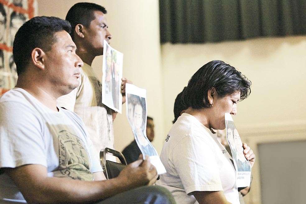 Padres de algunos de los 43 jóvenes desaparecidos aseguran que no hay pruebas científicas que confirmen que sus hijos fueron asesinados e incinerados, como lo asegura la fiscalía mexicana. / EFE