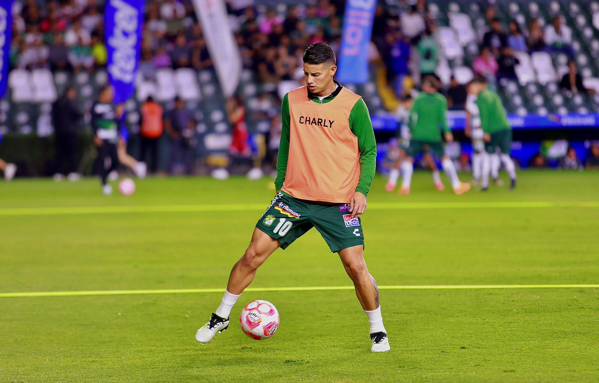 MEX8085. LEÓN (MÉXICO), 08/11/2025.- James Rodríguez de León participa del calentamiento este sábado, previo a un partido de la Liga MX entre León y Puebla en el estadio León (México). EFE/Luis Ramírez
