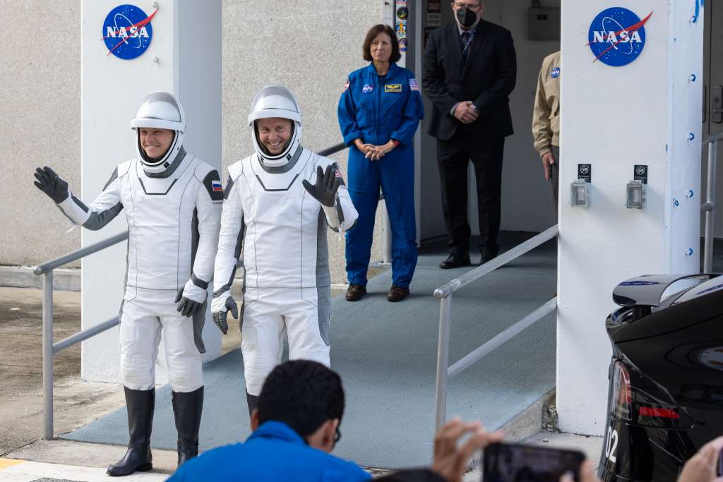 Titusville (United States), 28/09/2024.- NASA's SpaceX Crew-9 Crewmates, NASA astronaut Nick Hague (R) and Roscosmos cosmonaut Aleksandr Gorbunov (L), walk out of the Neil A. Armstrong Operations and Checkout Building to the launch pad of Space Launch Complex-40 at Cape Canaveral Space Force Station in Florida, USA, 28 September 2024. The SpaceX Crew-9, initially planned to transport four crew members to the International Space Station (ISS), will take off with two open seats to return the Boeing Crew Flight Test NASA astronauts Barry E. Wilmore and Sunita Williams to Earth due to technical issues with the Boeing Starliner mission. EFE/EPA/CRISTOBAL HERRERA-ULASHKEVICH