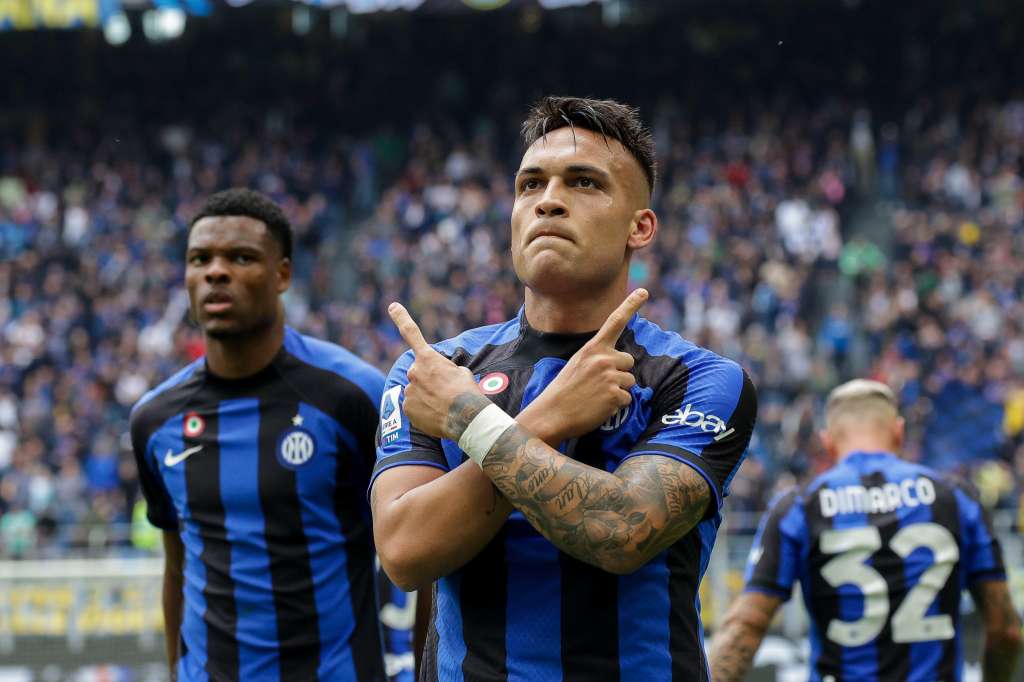 Milan (Italy), 30/04/2023.- FC Inter Milan's forward Lautaro Martínez jubilates after scoring goal during the Italian Serie A soccer match between FC Inter Milan and SS Lazio at Giuseppe Meazza stadium in Milan, Italy, 30 April 2023. (Italia) EFE/EPA/ROBERTO BREGANI
