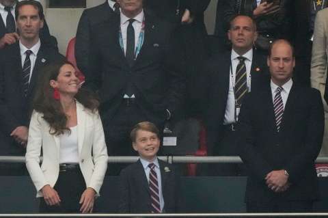 Por críticas a su ropa el príncipe George, de 7 años, podría no salir en público