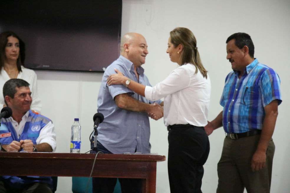 El jefe guerrillero “Carlos Antonio Losada” saludando a la gobernadora del Meta, Marcela Amaya. / / Tatán Herrera